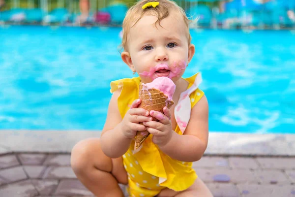 Das Kind Isst Eis Der Nähe Des Pools Selektiver Fokus — Stockfoto