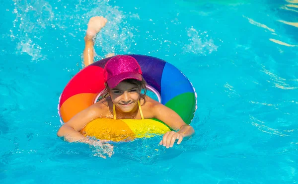 Het Kind Zwemt Het Zwembad Een Cirkel Selectieve Focus Jongen — Stockfoto