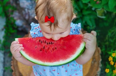 Bebek yazın karpuz yiyor. Seçici odaklanma. Yiyecek..