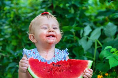 Bebek yazın karpuz yiyor. Seçici odaklanma. Yiyecek..