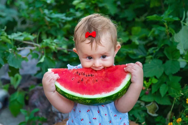 Baby Eet Watermeloen Zomer Selectieve Focus Voedsel — Stockfoto