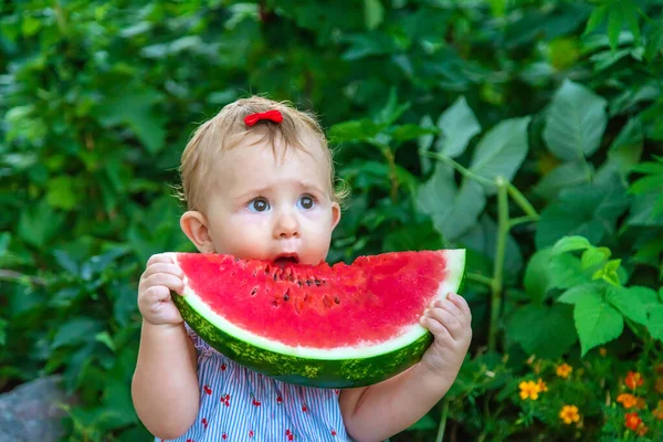 Bebek Yazın Karpuz Yiyor Seçici Odaklanma Yiyecek — Stok fotoğraf