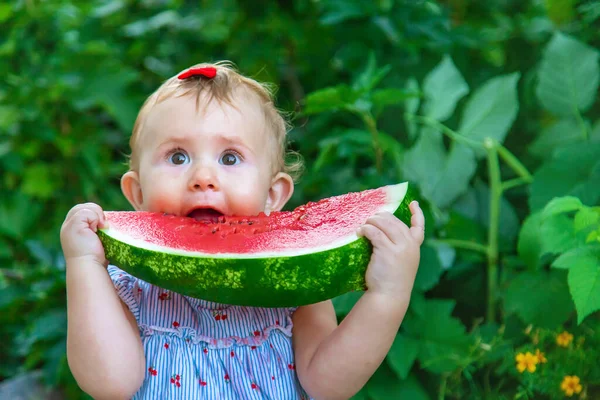 赤ん坊は夏にスイカを食べる 選択的フォーカス 食べ物 — ストック写真