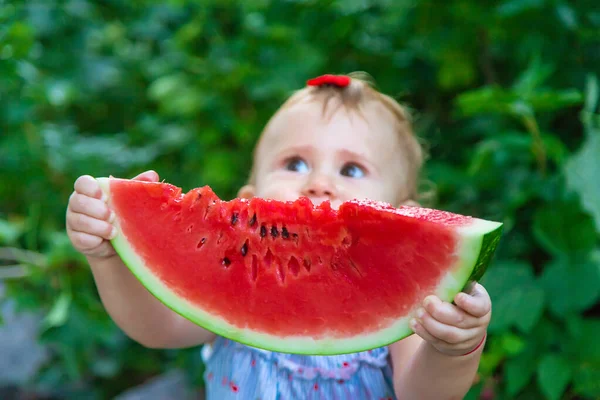 Barnet Äter Vattenmelon Sommaren Selektivt Fokus Livsmedel — Stockfoto