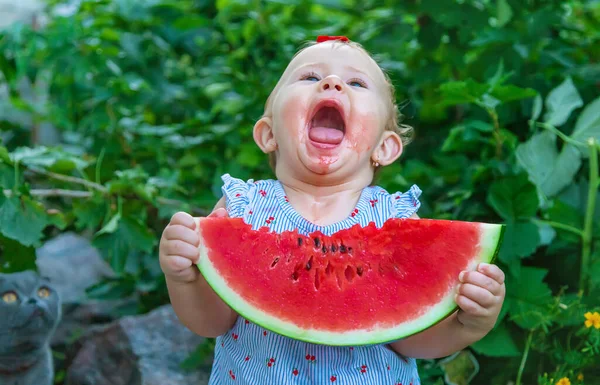 Bebek Yazın Karpuz Yiyor Seçici Odaklanma Yiyecek — Stok fotoğraf