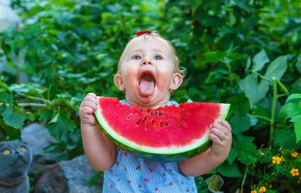 Μωρό Τρώει Καρπούζι Καλοκαίρι Επιλεκτική Εστίαση Τρόφιμα — Φωτογραφία Αρχείου