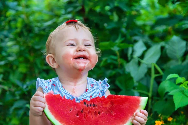 Bebê Come Melancia Verão Foco Seletivo Alimentos — Fotografia de Stock