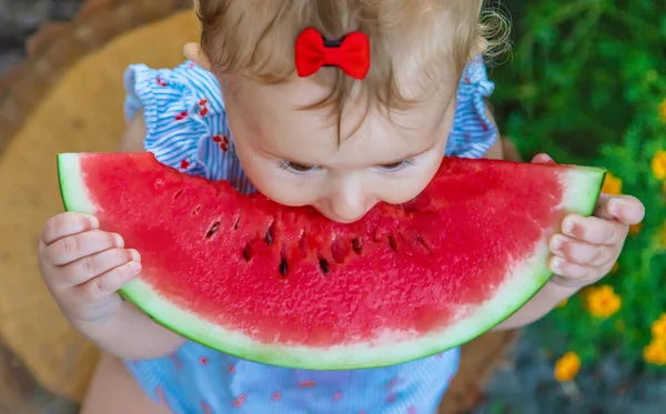 Bebê Come Melancia Verão Foco Seletivo Alimentos — Fotografia de Stock