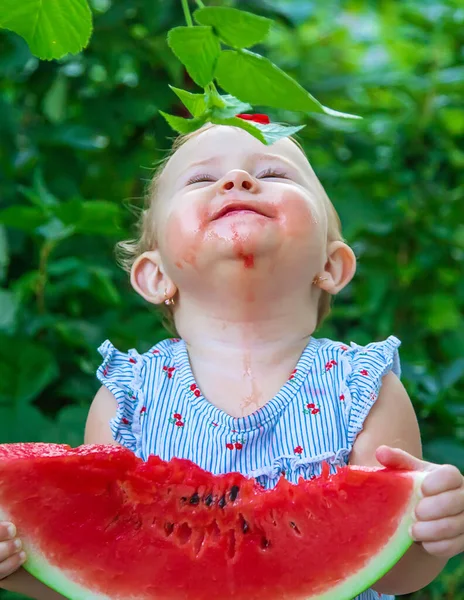 Bebê Come Melancia Verão Foco Seletivo Alimentos — Fotografia de Stock