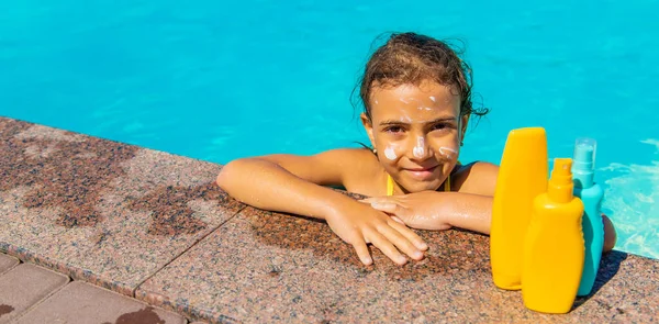 Zonnebrandcrème Bij Het Zwembad Het Gezicht Van Het Kind Selectieve — Stockfoto