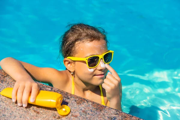 Écran Solaire Près Piscine Sur Visage Enfant Concentration Sélective Enfant — Photo