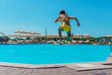 Çocuk havuza atlıyor. Seçici odaklanma. Çocuk.