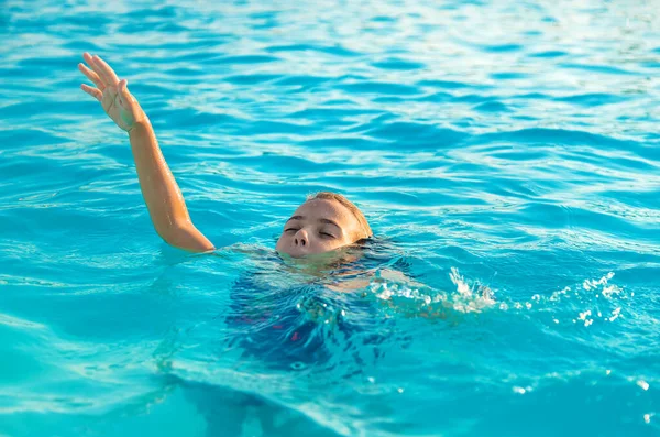 Het Kind Verdrinkt Het Water Selectieve Focus Jongen — Stockfoto