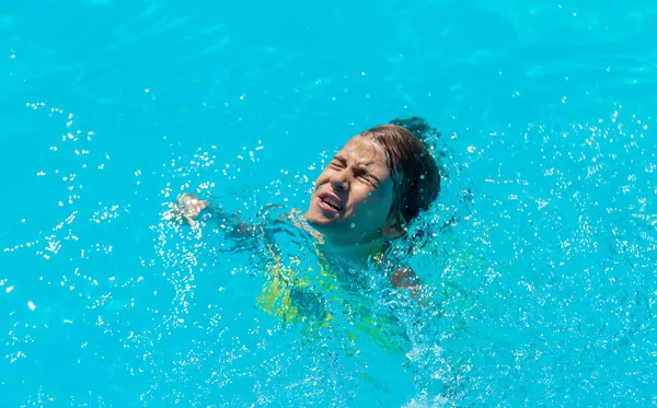 Het Kind Verdrinkt Het Water Selectieve Focus Jongen — Stockfoto