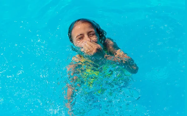 Het Kind Verdrinkt Het Water Selectieve Focus Jongen — Stockfoto