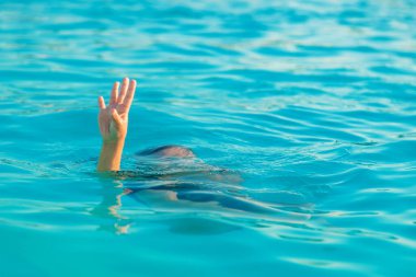 Çocuk suda boğuluyor. Seçici odaklanma. Çocuk.