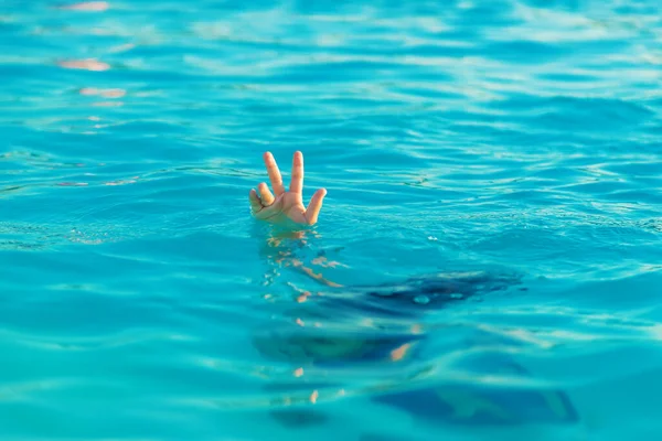 Het Kind Verdrinkt Het Water Selectieve Focus Jongen — Stockfoto