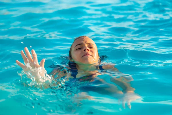 Het Kind Verdrinkt Het Water Selectieve Focus Jongen — Stockfoto