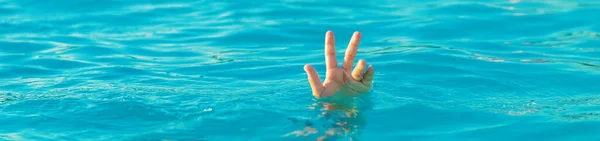 Bambino Sta Annegando Nell Acqua Concentrazione Selettiva Ragazzo — Foto Stock