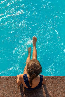 Havuzun yanında bir çocuk su sıçratıyor. Seçici odaklanma. Çocuk.