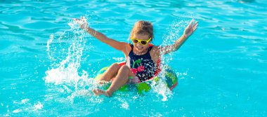 Çemberdeki bir çocuk havuzda yüzer. Seçici odaklanma. Çocuk.