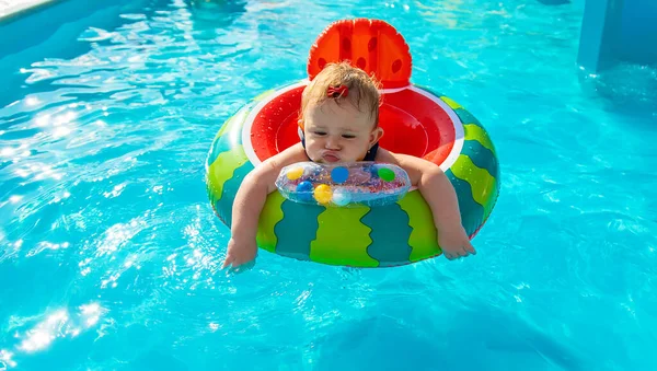 Bebé Nada Círculo Piscina Enfoque Selectivo Naturaleza — Foto de Stock