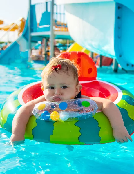 Bebé Nada Num Círculo Piscina Foco Seletivo Natureza — Fotografia de Stock