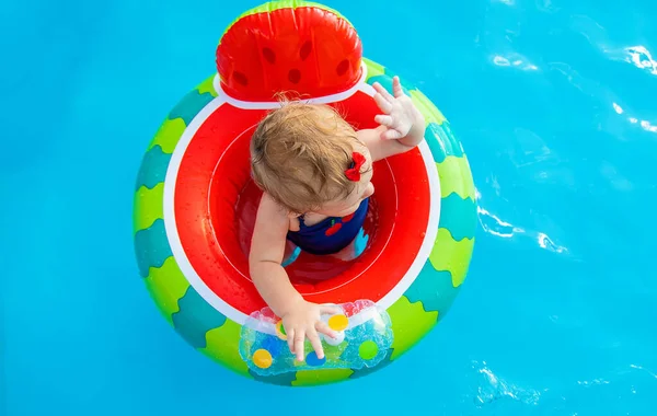 赤ん坊はプールの輪の中で泳ぐ 選択的フォーカス — ストック写真