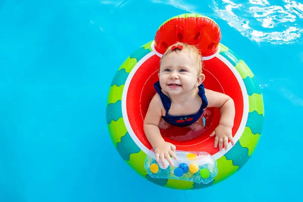 Bebé Nada Num Círculo Piscina Foco Seletivo Natureza — Fotografia de Stock