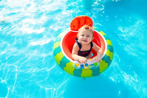 赤ん坊はプールの輪の中で泳ぐ 選択的フォーカス — ストック写真