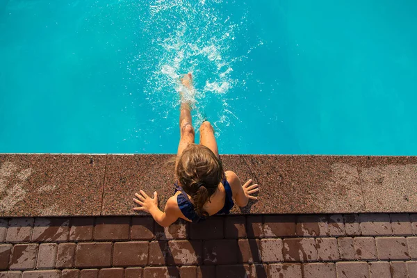 Een Kind Bij Het Zwembad Spat Water Selectieve Focus Jongen — Stockfoto