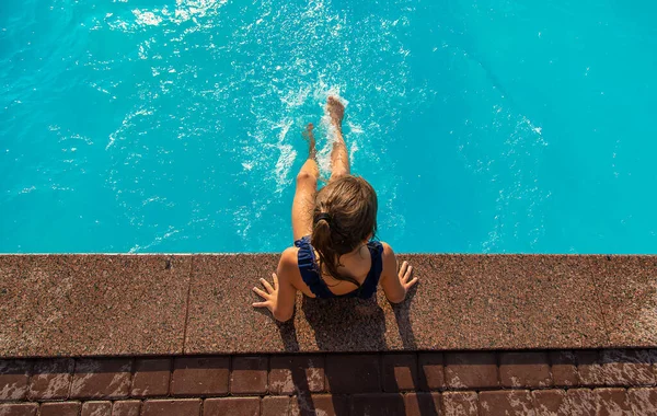 Een Kind Bij Het Zwembad Spat Water Selectieve Focus Jongen — Stockfoto