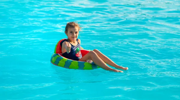 Niño Círculo Nada Piscina Enfoque Selectivo Niño — Foto de Stock