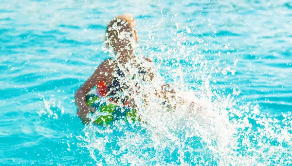 Ein Kind Kreis Schwimmt Pool Selektiver Fokus Kind — Stockfoto