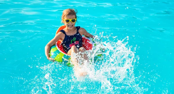 Niño Círculo Nada Piscina Enfoque Selectivo Niño — Foto de Stock