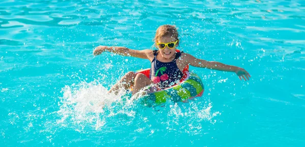 Niño Círculo Nada Piscina Enfoque Selectivo Niño — Foto de Stock