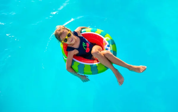 Дитина Колі Плаває Басейні Вибірковий Фокус Хлопчик — стокове фото