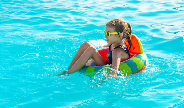 Een Kind Een Cirkel Zwemt Het Zwembad Selectieve Focus Jongen — Stockfoto