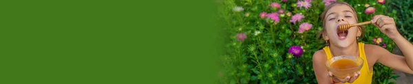 Ребенок Ест Цветочный Мед Выборочный Фокус Природа — стоковое фото