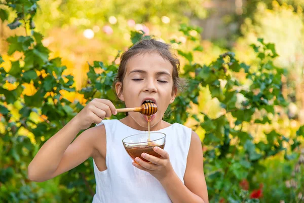 Ребенок Ест Цветочный Мед Выборочный Фокус Природа — стоковое фото