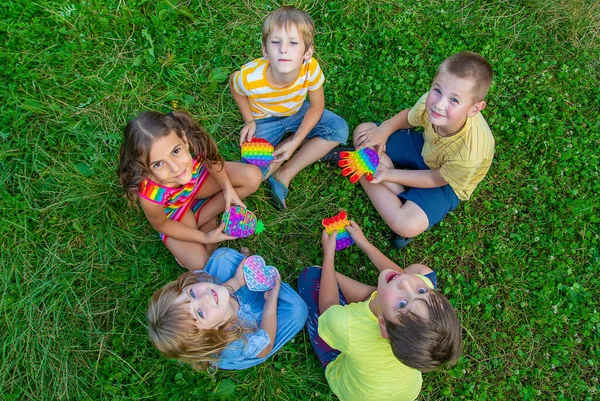 Kinder Spielen Stress Popit Auf Der Straße Selektiver Fokus Kinder — Stockfoto