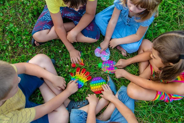 Les Enfants Jouent Popit Stress Dans Rue Concentration Sélective Les — Photo