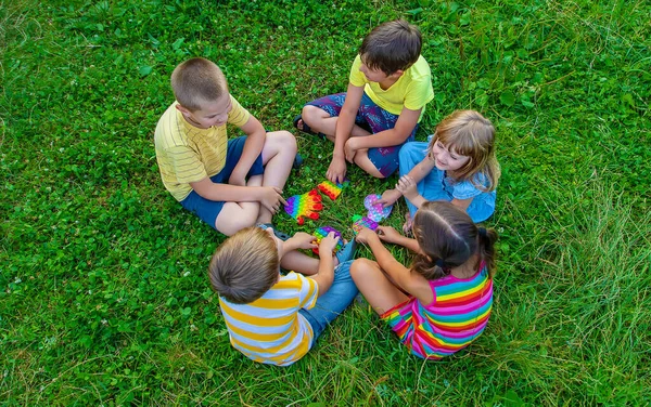 Kinder Spielen Stress Popit Auf Der Straße Selektiver Fokus Kinder — Stockfoto