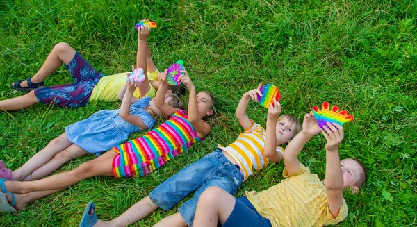 Kinder Spielen Stress Popit Auf Der Straße Selektiver Fokus Kinder — Stockfoto