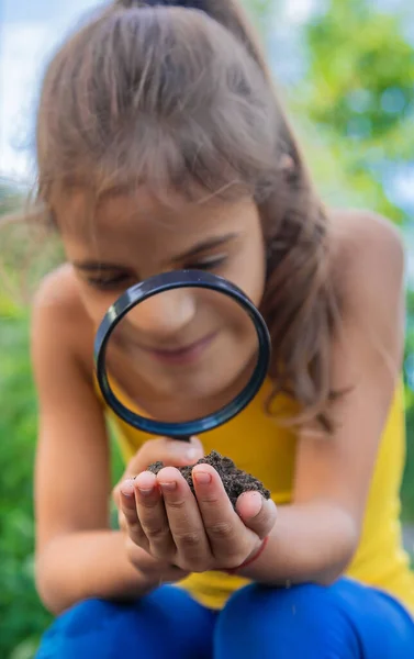 Das Kind Untersucht Den Boden Mit Einer Lupe Selektiver Fokus — Stockfoto