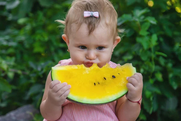 Het Kind Eet Een Watermeloen Selectieve Focus Voedsel — Stockfoto
