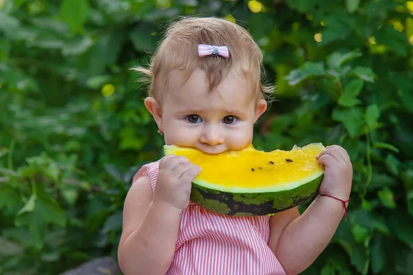 Barnet Äter Vattenmelon Selektivt Fokus Livsmedel — Stockfoto