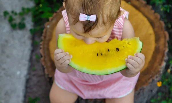 Het Kind Eet Een Watermeloen Selectieve Focus Voedsel — Stockfoto