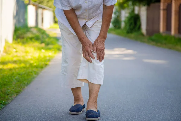 Mormor Har Gammal Kvinna Knäsmärta Selektivt Fokus Natur — Stockfoto