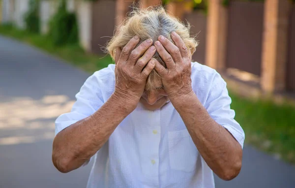 Den Gamla Kvinnan Mormor Har Huvudvärk Selektivt Fokus Natur — Stockfoto